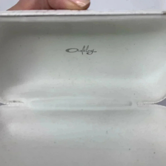 Oakley white Sunglass case - Picture 2 of 5